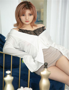 《女朋友的妺妺5在线观看-美女露出胸让男生玩》